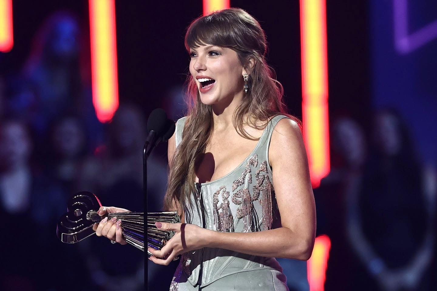 Taylor Swift hace historia en los iHeartRadio Music Awards 2026: Siete trofeos