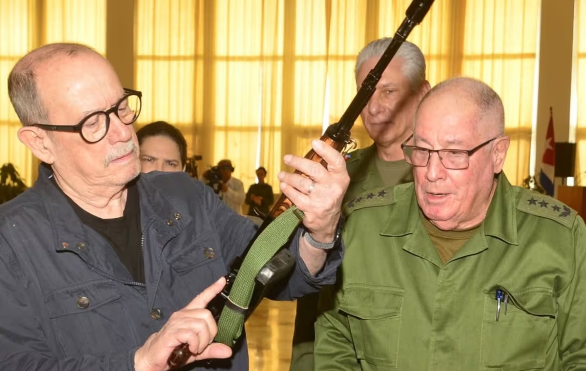Silvio Rodríguez recibe el fusil AKM que pidió para 