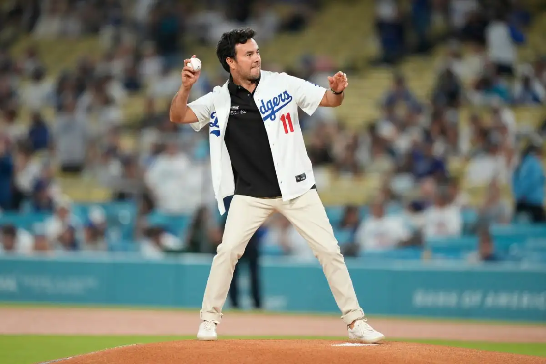  “Checo” Pérez lanza la primera bola en Dodger Stadium